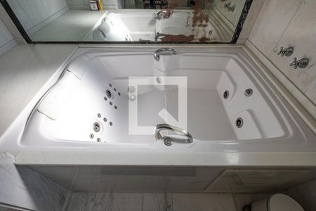 Apartamento à venda com 394m², 4 quartos e 5 vagas Apartamento à venda com 394m², 4 quartos e 5 vagasSuíte 1 - Banheiro
