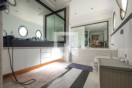 Apartamento à venda com 394m², 4 quartos e 5 vagas Apartamento à venda com 394m², 4 quartos e 5 vagasSuíte 1 - Banheiro