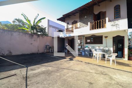 Casa de condomínio à venda com 293m², 5 quartos e 3 vagasQuintal