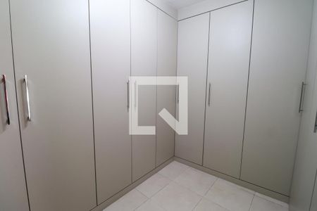 Casa de condomínio à venda com 170m², 2 quartos e 6 vagas Casa de condomínio à venda com 170m², 2 quartos e 6 vagasCloset