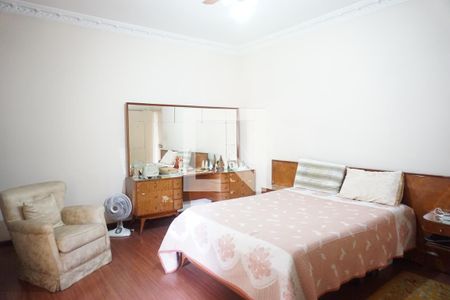 Casa à venda com 220m², 4 quartos e 4 vagasSuíte 2