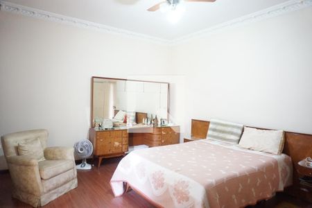 Casa à venda com 220m², 4 quartos e 4 vagasSuíte 2