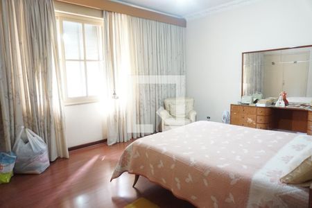 Casa à venda com 220m², 4 quartos e 4 vagasSuíte 2