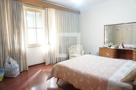 Casa à venda com 220m², 4 quartos e 4 vagasSuíte 2