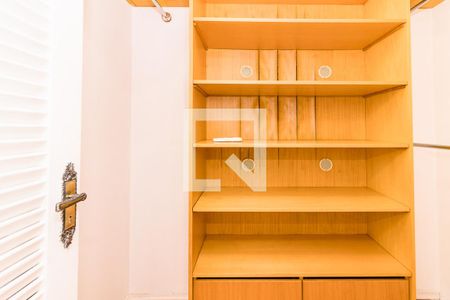 Apartamento à venda com 135m², 4 quartos e sem vaga Apartamento à venda com 135m², 4 quartos e sem vagaCloset