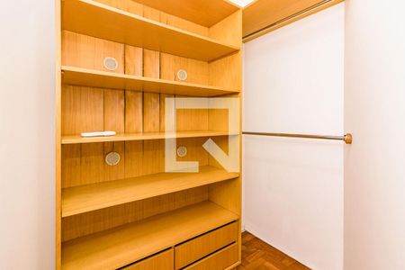 Apartamento à venda com 135m², 4 quartos e sem vaga Apartamento à venda com 135m², 4 quartos e sem vagaCloset