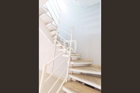 Casa à venda com 240m², 3 quartos e 2 vagasEscada