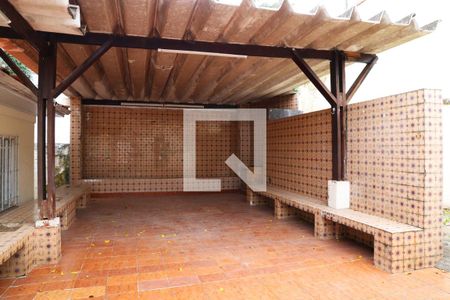 Casa à venda com 420m², 4 quartos e 4 vagas Casa à venda com 420m², 4 quartos e 4 vagasÁrea comum - Churrasqueira