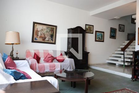 Casa à venda com 224m², 4 quartos e 2 vagas Casa à venda com 224m², 4 quartos e 2 vagasSala de Estar