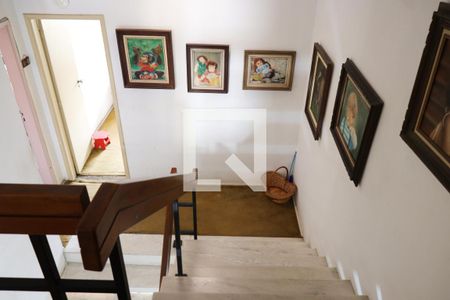 Casa à venda com 224m², 4 quartos e 2 vagas Casa à venda com 224m², 4 quartos e 2 vagasEscada