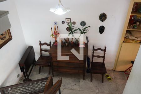 Casa à venda com 224m², 4 quartos e 2 vagas Casa à venda com 224m², 4 quartos e 2 vagasEscada