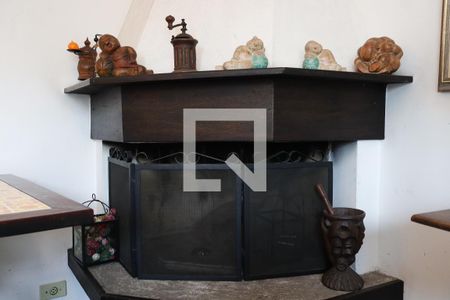 Casa à venda com 224m², 4 quartos e 2 vagas Casa à venda com 224m², 4 quartos e 2 vagasSala de Estar - Lareira