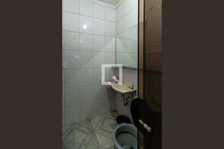 Banheiro de casa para alugar com 1 quarto, 18m² em Jardim Santa Izabel, Ferraz de Vasconcelos