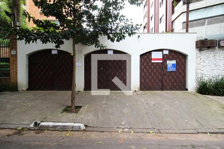 Casa para alugar com 440m², 4 quartos e 3 vagas Casa para alugar com 440m², 4 quartos e 3 vagasFachada