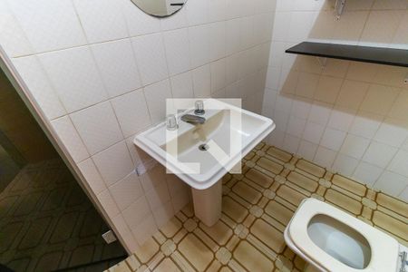 Casa à venda com 440m², 4 quartos e 4 vagasBanheiro social