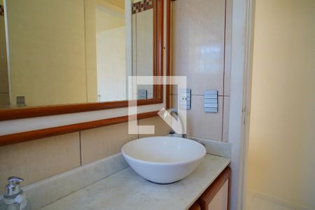 Banheiro de apartamento à venda com 1 quarto, 60m² em São João, Porto Alegre