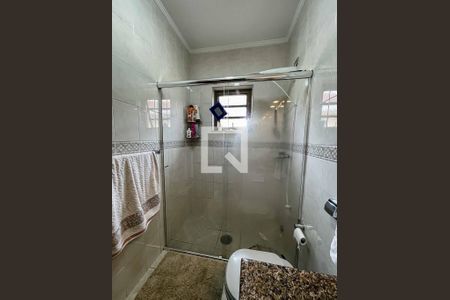 Casa à venda com 330m², 3 quartos e 8 vagas Casa à venda com 330m², 3 quartos e 8 vagasBanheiro da Suíte 1