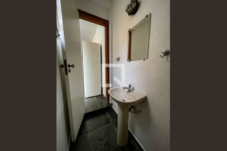 Casa à venda com 330m², 3 quartos e 8 vagas Casa à venda com 330m², 3 quartos e 8 vagasBanheiro de Serviço