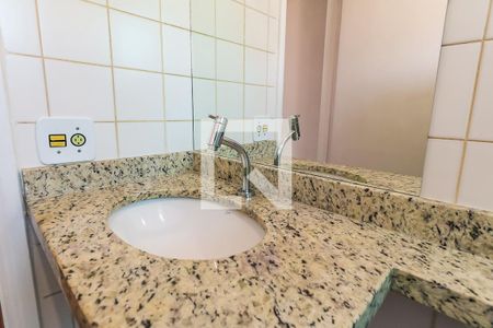 Banheiro de apartamento para alugar com 2 quartos, 57m² em Parque Taboão, Taboão da Serra