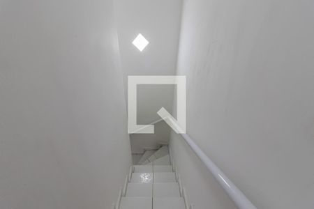 Escadas  de casa à venda com 2 quartos, 70m² em Jardim Santa Emilia, São Paulo