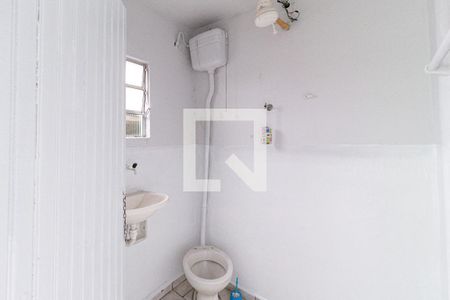 Banheiro de casa para alugar com 1 quarto, 20m² em Ayrosa, Osasco