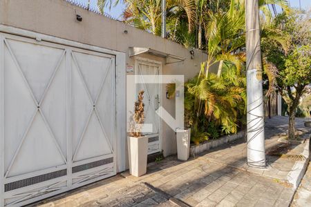 Casa à venda com 437m², 3 quartos e 3 vagas Casa à venda com 437m², 3 quartos e 3 vagasFachada