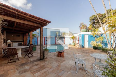 Casa à venda com 437m², 3 quartos e 3 vagas Casa à venda com 437m², 3 quartos e 3 vagasPiscina