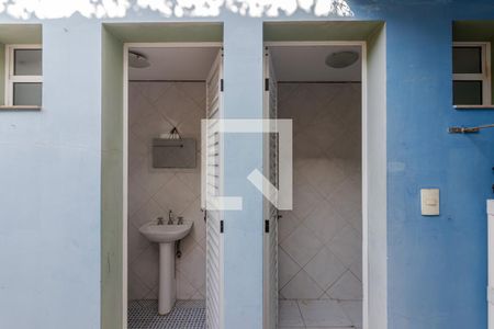 Casa à venda com 437m², 3 quartos e 3 vagas Casa à venda com 437m², 3 quartos e 3 vagasBanheiro da Piscina