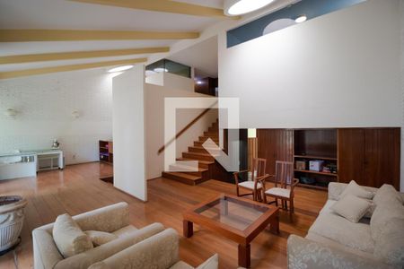 Casa para alugar com 628m², 5 quartos e 7 vagasSalas