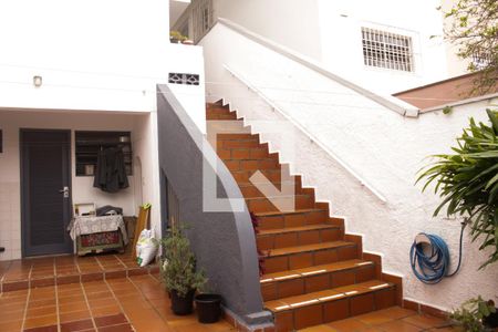 Casa à venda com 180m², 3 quartos e 2 vagas Casa à venda com 180m², 3 quartos e 2 vagasEscada