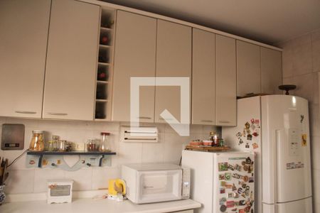 Casa à venda com 180m², 3 quartos e 2 vagas Casa à venda com 180m², 3 quartos e 2 vagasCozinha - Armários