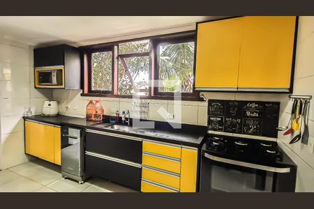 Casa de condomínio para alugar com 335m², 6 quartos e 4 vagasCozinha