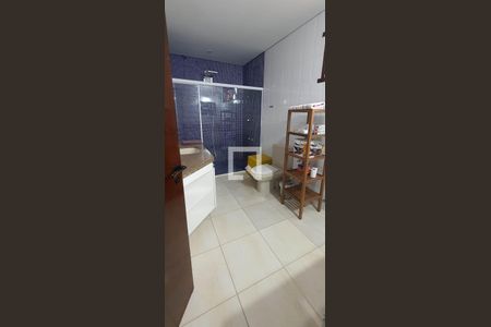 Casa de condomínio para alugar com 335m², 6 quartos e 4 vagasBanheiro da Suíte 1