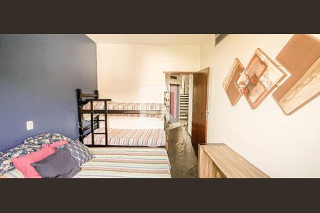 Casa de condomínio para alugar com 335m², 6 quartos e 4 vagasQuarto