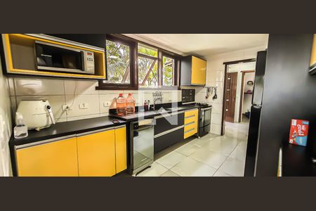 Casa de condomínio para alugar com 335m², 6 quartos e 4 vagasCozinha