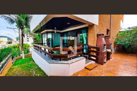 Casa de condomínio para alugar com 335m², 6 quartos e 4 vagasFundos da casa