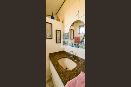 Casa de condomínio para alugar com 335m², 6 quartos e 4 vagasBanheiro social