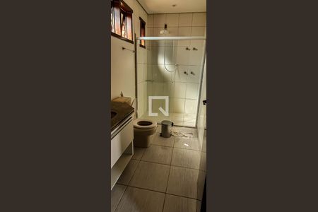 Casa de condomínio para alugar com 335m², 6 quartos e 4 vagasBanheiro da Suíte 2