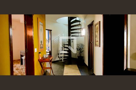 Casa de condomínio para alugar com 335m², 6 quartos e 4 vagasCorredor