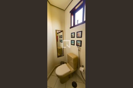 Casa de condomínio para alugar com 335m², 6 quartos e 4 vagasBanheiro social