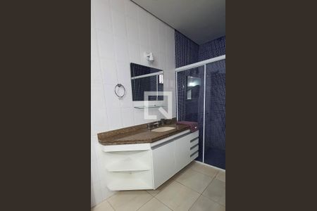 Casa de condomínio para alugar com 335m², 6 quartos e 4 vagasBanheiro da Suíte 1