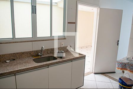 Casa à venda com 220m², 3 quartos e 2 vagascozinha