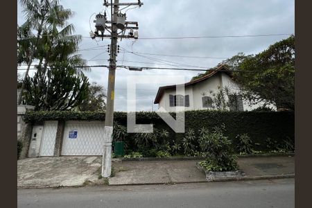 Casa à venda com 280m², 4 quartos e 6 vagasFachada 1