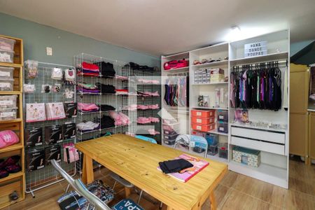 Casa à venda com 323m², 4 quartos e 3 vagas Casa à venda com 323m², 4 quartos e 3 vagasQuarto de Serviço