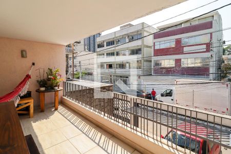 Casa à venda com 323m², 4 quartos e 3 vagas Casa à venda com 323m², 4 quartos e 3 vagasQuintal