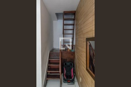 Sala - Acesso ao 2º andar de casa para alugar com 2 quartos, 100m² em Olaria, Rio de Janeiro