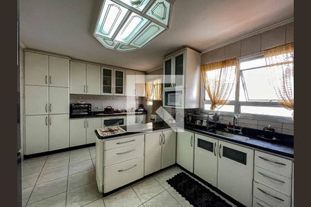 Casa para alugar com 300m², 5 quartos e 5 vagasCozinha