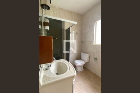 Casa à venda com 240m², 4 quartos e 3 vagasBanheiro 1