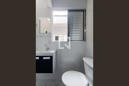 Banheiro de casa para alugar com 1 quarto, 20m² em Chácara Seis de Outubro, São Paulo