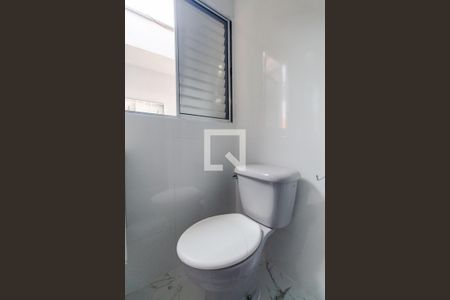 Banheiro de casa para alugar com 1 quarto, 20m² em Chácara Seis de Outubro, São Paulo